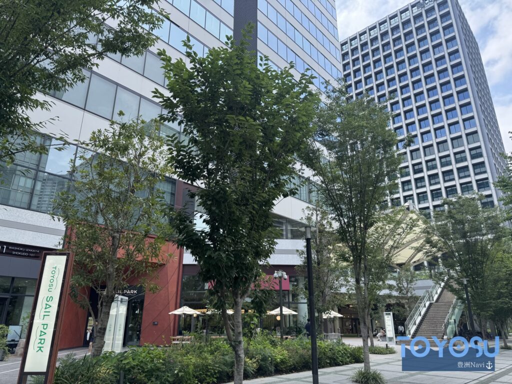 豊洲セイルパークの広場とSAIL PARKサイン