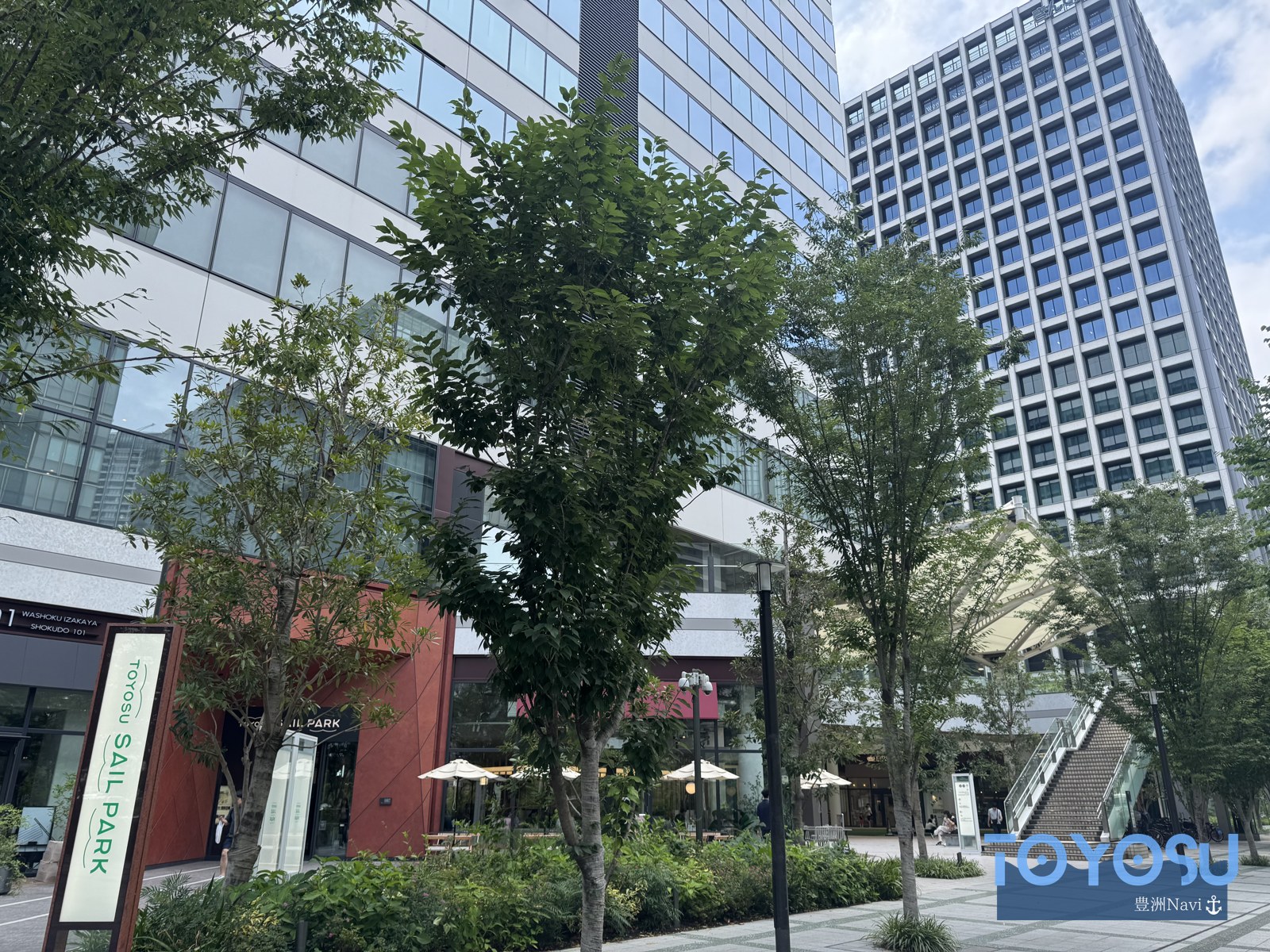 豊洲セイルパークの広場とSAIL PARKサイン