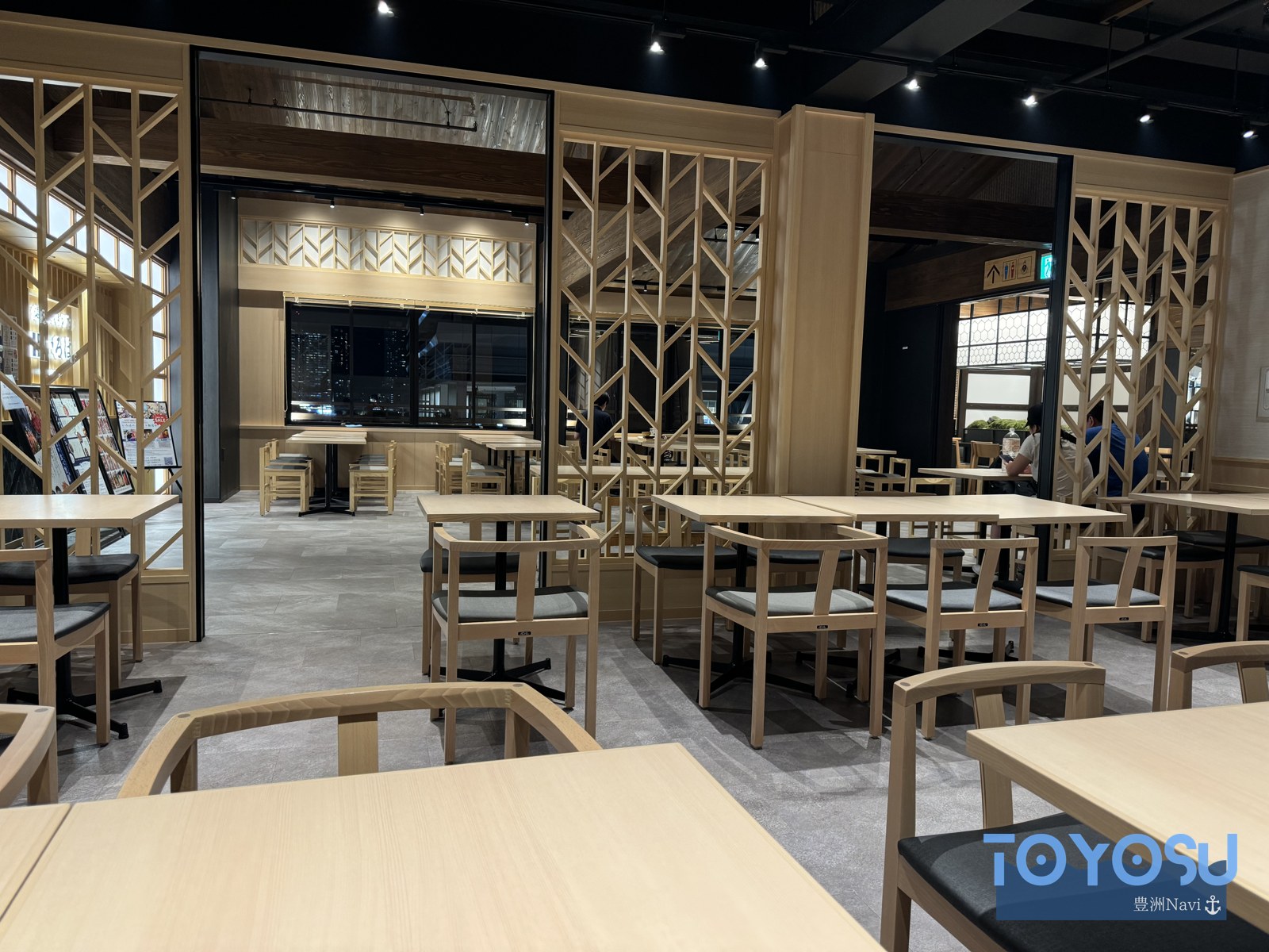 千客万来の飲食店内観